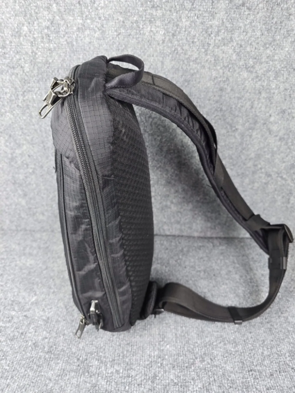 Pacsafe Vibe 325 Anti-Theft Sling Pack Bag Black 10 liters NWOT